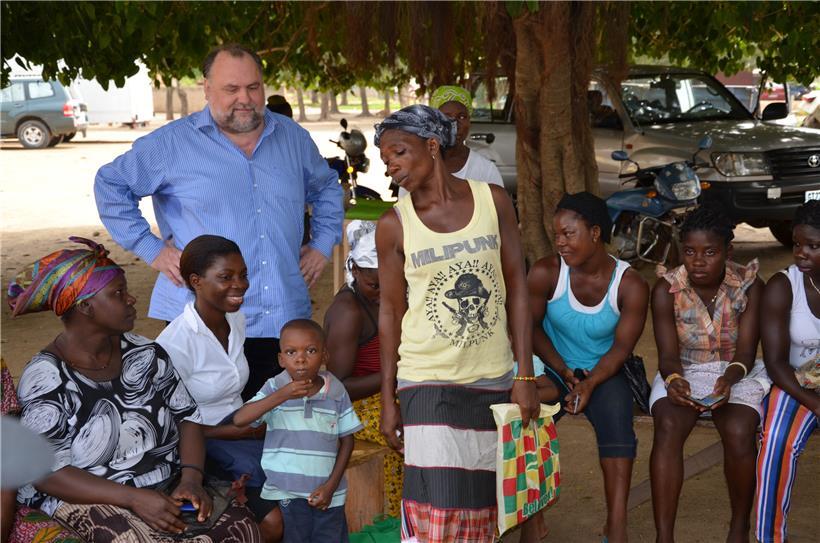 Armand Drews vor wenigen Jahren in Ghana, wo die NGO des OGBL ein Projekt der sozialen Absicherung für die Ärmsten durchführte 
