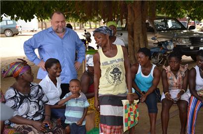 Armand Drews vor wenigen Jahren in Ghana, wo die NGO des OGBL ein Projekt der sozialen Absicherung für die Ärmsten durchführte 
