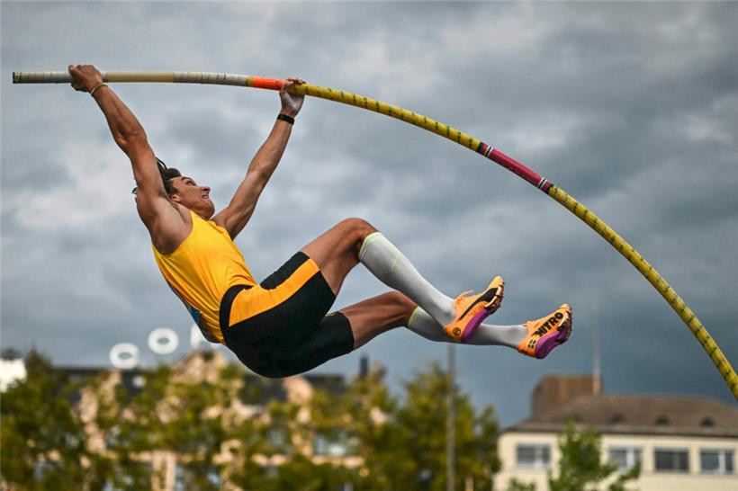Armand Duplantis hat schon dreimal in diesem Jahr seinen eigenen Weltrekord weiter in die Höhe geschraubt
