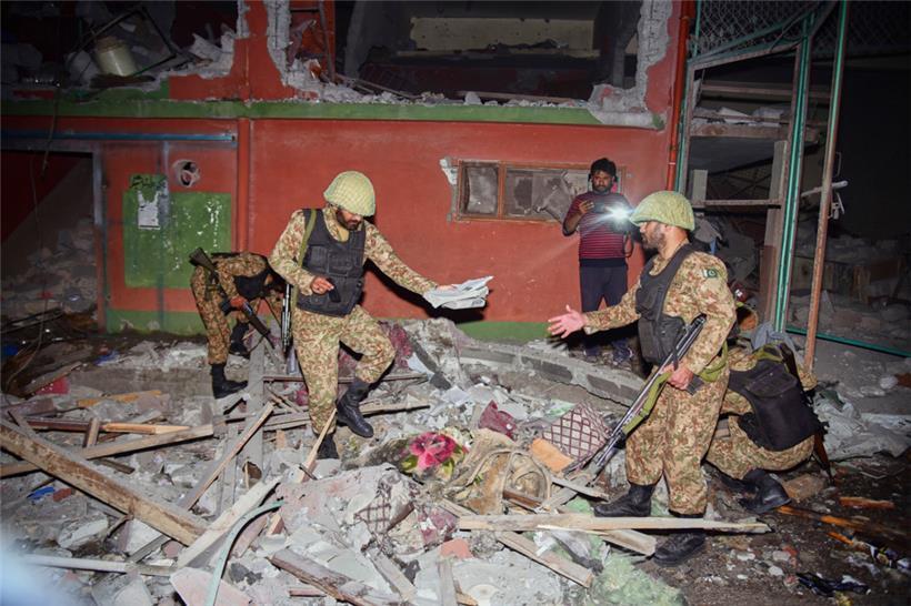 Armeesoldaten inspizieren ein Gebäude, das durch einen mutmaßlichen indischen Raketenangriff in der Nähe von Muzaffarabad, der Hauptstadt des pakistanisch kontrollierten Kaschmir, beschädigt wurde
