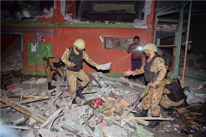 Armeesoldaten inspizieren ein Gebäude, das durch einen mutmaßlichen indischen Raketenangriff in der Nähe von Muzaffarabad, der Hauptstadt des pakistanisch kontrollierten Kaschmir, beschädigt wurde
