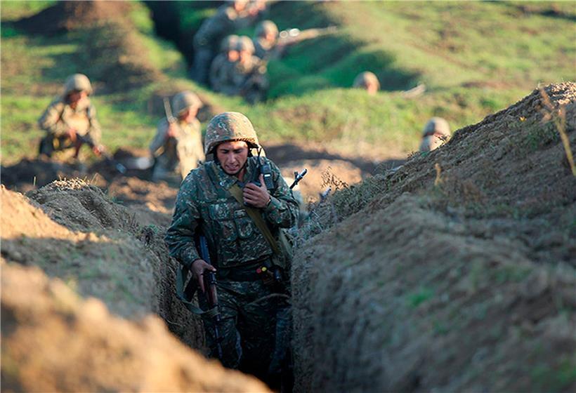 Armenische Soldaten gehen an der Frontlinie in Position, erneut sind auf armenischer wie aserbaidschanischer Seite mehrere Menschen gestorben
