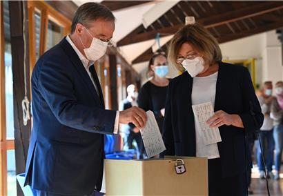 Armin Laschet, Bundesvorsitzender der CDU, Spitzenkandidat seiner Partei und Ministerpräsident von Nordrhein-Westfalen und seine Frau Susanne bei der Stimmabgabe zur Bundestagswahl

