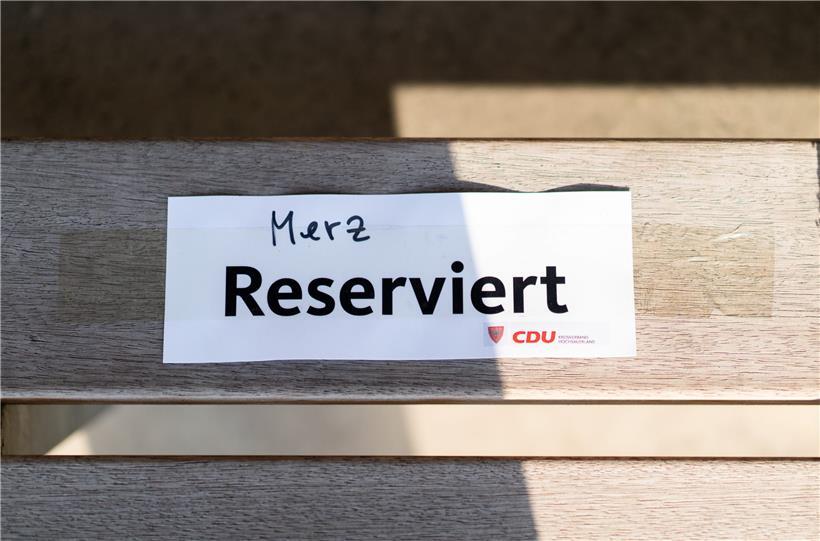 Armin Laschet hat seinem ehemaligen Konkurrenten Friedrich Merz einen festen Platz im Mannschaftskader der CDU zugesagt
