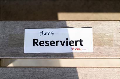 Armin Laschet hat seinem ehemaligen Konkurrenten Friedrich Merz einen festen Platz im Mannschaftskader der CDU zugesagt
