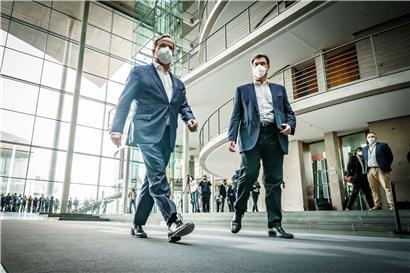 Armin Laschet (l.) und Markus Söder auf dem Weg zum ersten „Bewerbungsgespräch“

