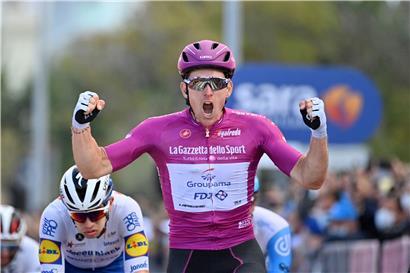 Arnaud Démare aus Frankreich von Team Groupama-FDJ feiert, als er die Ziellinie überquert
