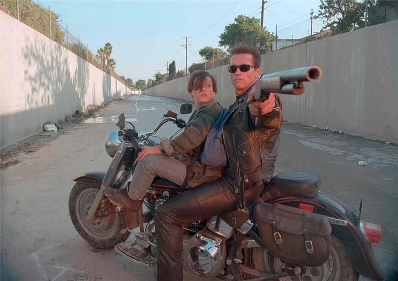 Arnold Schwarzenegger (r.) in einer seiner ikonischsten Rollen: T-800 in „Terminator 2: Judgment Day“
