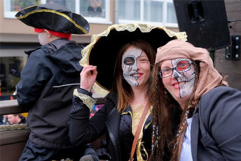 Arrrr, die gruseligen Piraten haben ein kleines Schiff nach Kayl kommandiert