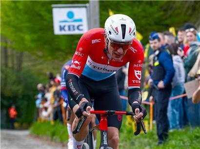 Arthur Kluckers stürzt bei der Flandern-Rundfahrt, Radunfall während Profi-Radrennen in Belgien