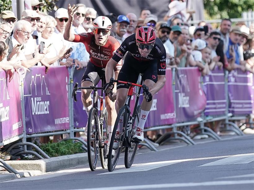 Arthur Kluckers beim Sprint, rechts neben Mathieu Kockelmann, der den Sprint als unfair bezeichnet