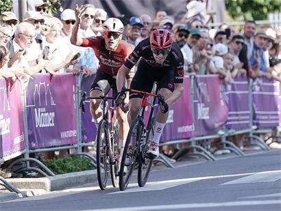 Arthur Kluckers beim Sprint, rechts neben Mathieu Kockelmann, der den Sprint als unfair bezeichnet