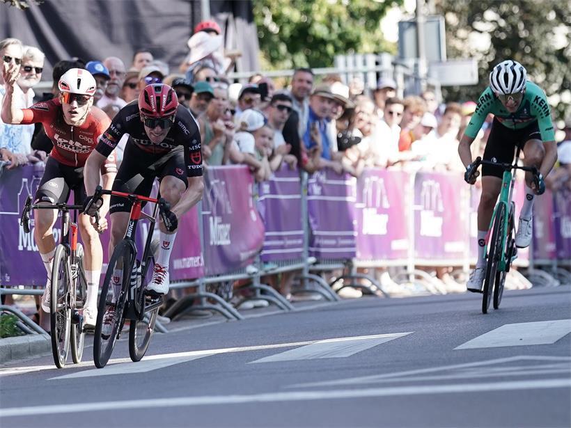 Arthur Kluckers drängt Mathieu Kockelmann im spannenden Zielsprint eines Radrennens ab
