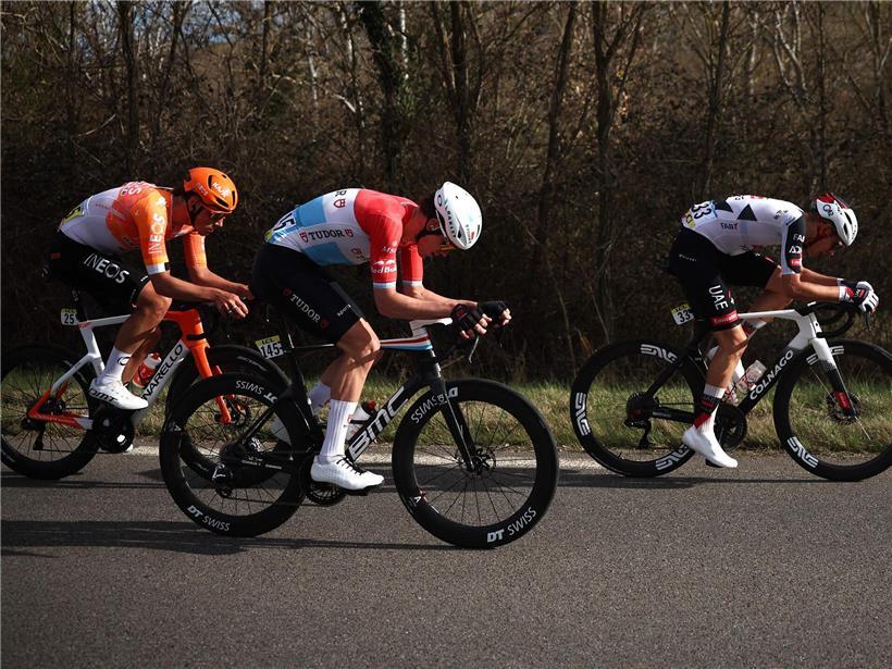 Arthur Kluckers in der Ausreißergruppe bei Paris-Nice Radrennen über 126 Kilometer am Freitag