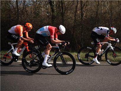Arthur Kluckers in der Ausreißergruppe bei Paris-Nice Radrennen über 126 Kilometer am Freitag