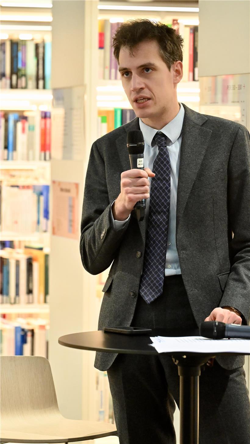 Arthur Mensch, CEO von Mistral AI, spricht auf einer Technologie-Konferenz vor Publikum