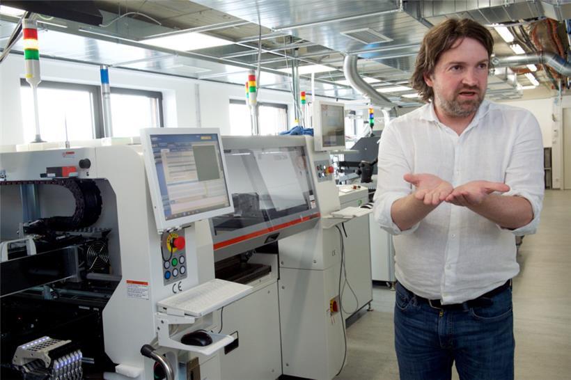 Artyom Yukhin vor der Produktionslinie der 3D-Scanner in Hamm

