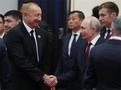 Aserbaidschans Präsident Ilham Aliyev (l) und Russlands Präsident Wladimir Putin