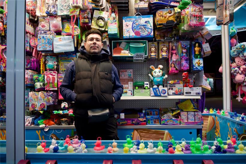 Asmane Belkessa liebt die Freude, die das Entenangeln bei Jung und Alt auslöst