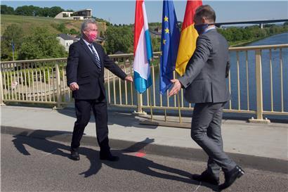 Asselborn und sein deutscher Amtskollege Maas Mitte Mai in Schengen auf der Brücke: Die Grenzen waren wieder auf und alles wieder gut – doch nun droht neues Ungemach
