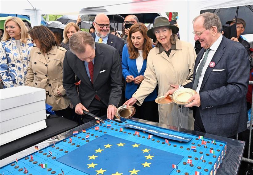 Assistiert von der „Stater Buergermeeschtesch“ Lydie Polfer und Chamberpräsident Fernand Etgen, legte der Landeschef, Großherzog Henri, selbst Hand an, um den Festtagskuchen unter das Volk zu bringen. 
