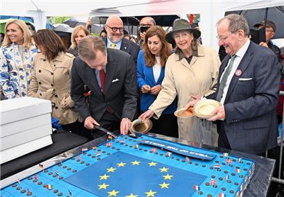 Assistiert von der „Stater Buergermeeschtesch“ Lydie Polfer und Chamberpräsident Fernand Etgen, legte der Landeschef, Großherzog Henri, selbst Hand an, um den Festtagskuchen unter das Volk zu bringen. 

