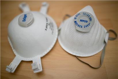 Atemschutzmasken (partikelfiltrierende Halbmasken) der Schutzklasse FFP2 (r.) und FFP3

