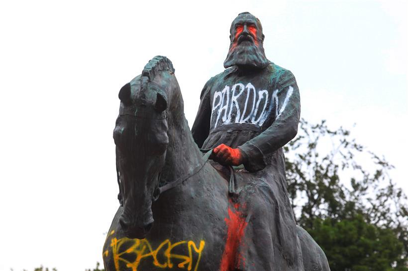Ati-Rassismus-Demonstranten haben Spuren am Reiterstandbild des ehemaligen belgischen Königs Leopold II hinterlassen

