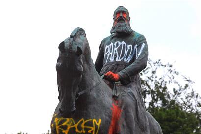 Ati-Rassismus-Demonstranten haben Spuren am Reiterstandbild des ehemaligen belgischen Königs Leopold II hinterlassen
