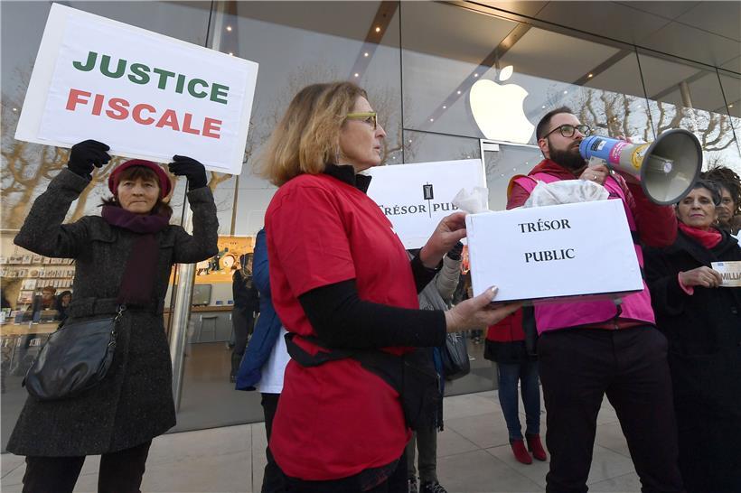 Attac-Mitglieder protestieren im Januar 2019 vor einer Apple-Filiale in Frankreich gegen die Steuervermeidungspraktiken des Unternehmens

