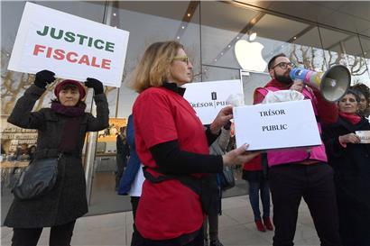 Attac-Mitglieder protestieren im Januar 2019 vor einer Apple-Filiale in Frankreich gegen die Steuervermeidungspraktiken des Unternehmens
