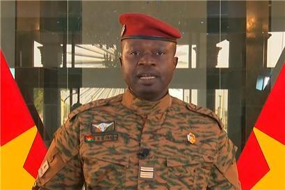 Au Burkina Faso, le mouvement patriotique pour la sauvegarde et la restauration est désormais aux commandes, avec à sa tête le lieutenant-colonel Paul-Henri Damiba
