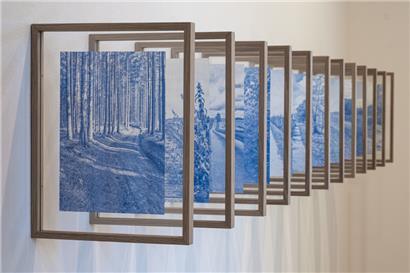 Au centre d’art „Nei Liicht“, Letizia Romanini multiplie les moyens de restituer sa quête d’originaire lors d’un tour du Luxembourg à pied
