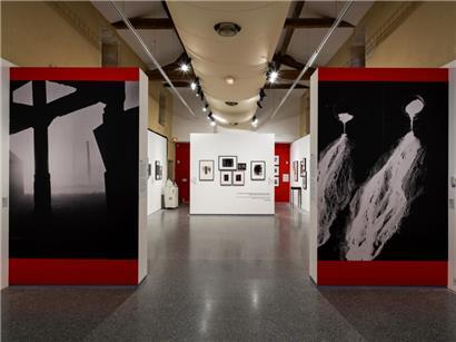 Au-delà de la qualité des photos, c’est la scénographie intelligente de l’exposition qui convainc

