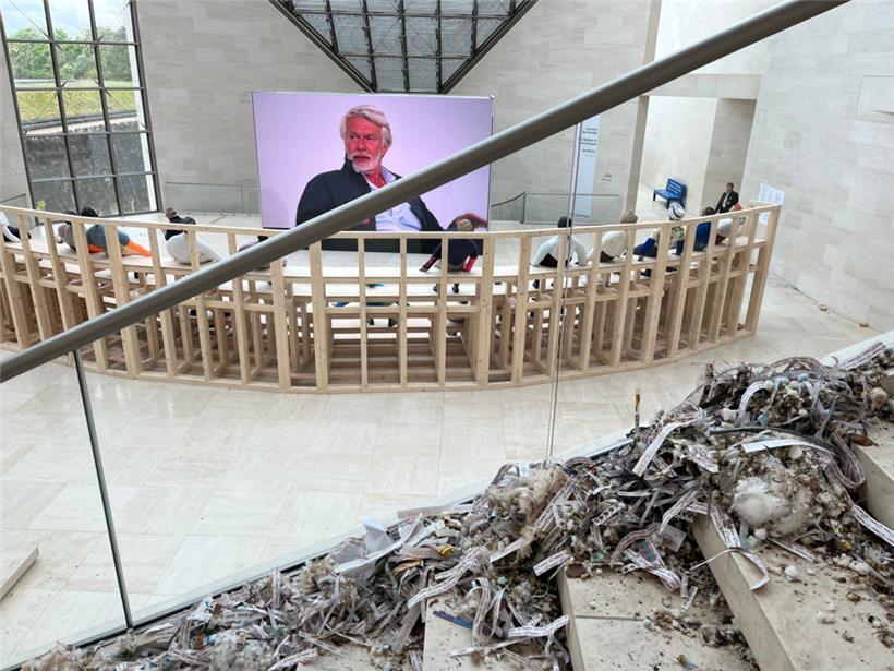 Au premier plan, l’épilogue de l’exposition „A model“ (au second plan)
