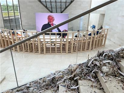 Au premier plan, l’épilogue de l’exposition „A model“ (au second plan)
