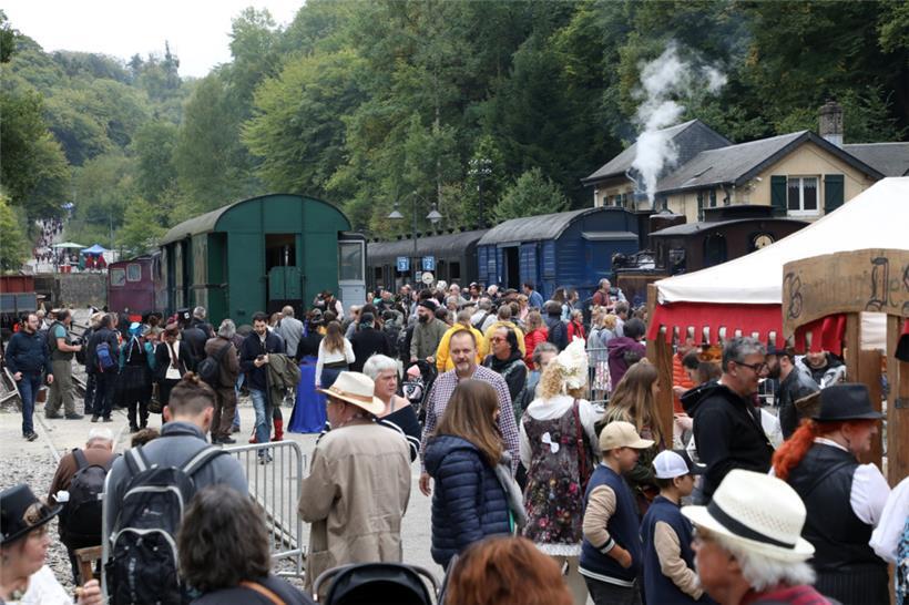Auch Besucher in Alltagskleidung mischen sich unter die Menge
