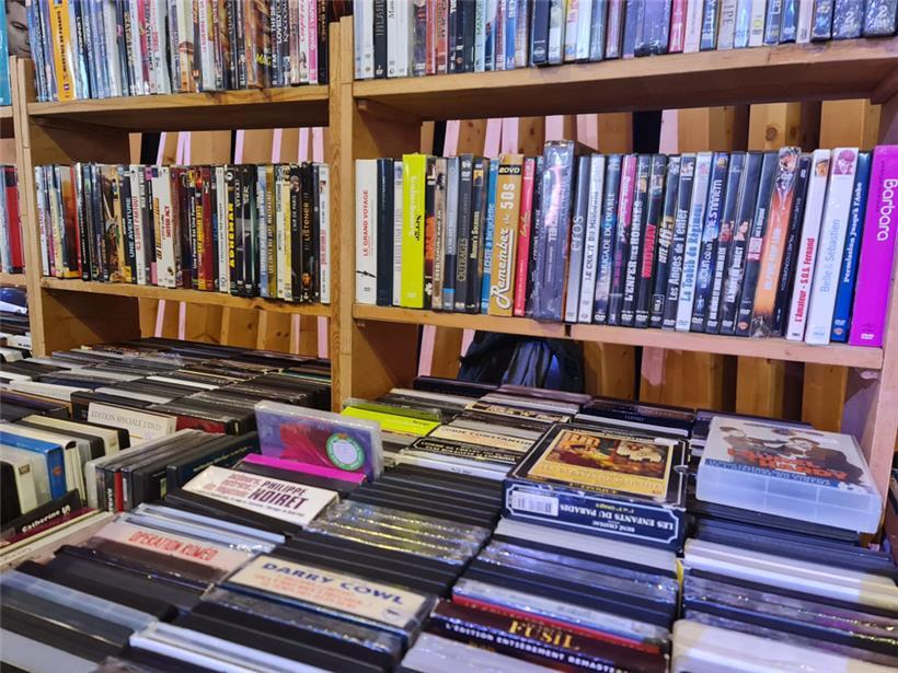 Auch DVDs und Kassetten wurden angeboten
