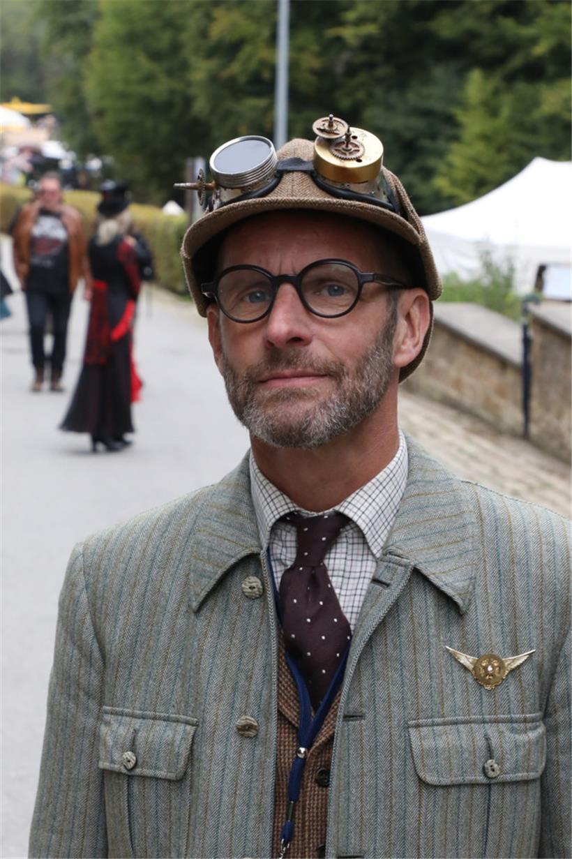 Auch Direktor Frédéric Humbel präsentiert sich im feinsten Zwirn
