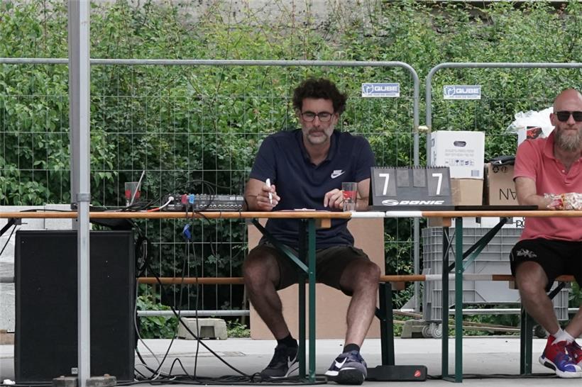 Auch Franck Mériguet, Coach der Escher Herrenmannschaft, packte eine Hand mit an