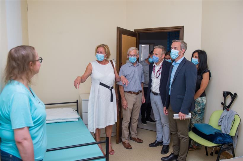 Auch Gesundheitsministerin Paulette Lenert (2.v.l.) und der Escher Bürgermeister George Mischo (2.v.r.) waren bei der Eröffnung anwesend 
