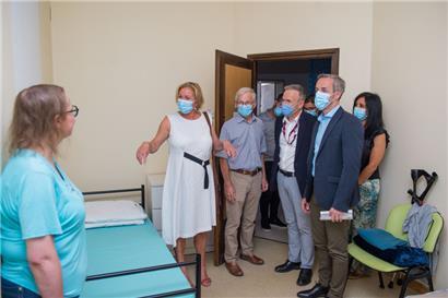 Auch Gesundheitsministerin Paulette Lenert (2.v.l.) und der Escher Bürgermeister George Mischo (2.v.r.) waren bei der Eröffnung anwesend 
