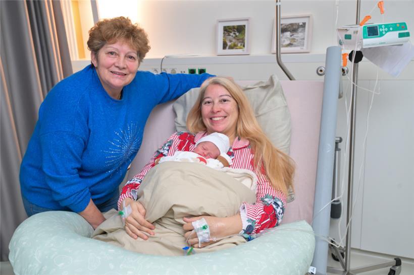 Auch Großmutter freut sich, ihren Enkel kennenzulernen