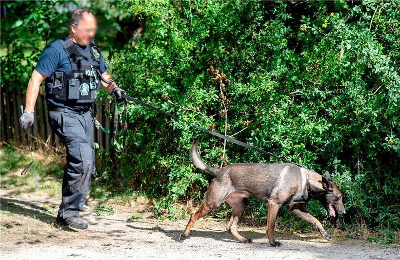 Auch Hundestaffeln sind in Hannover an der Durchsuchung eines Kleingartens beteiligt. 
