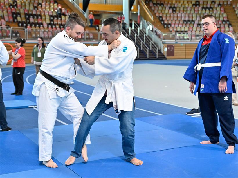 Kampfsporttraining in der Coque am Samstag mit aktiven Teilnehmern und dynamischen Bewegungen