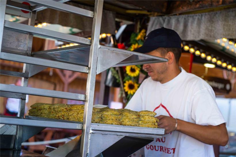 Auch Kartoffelpuffer werden an verschiedenen Ständen und in den Restaurants ange...