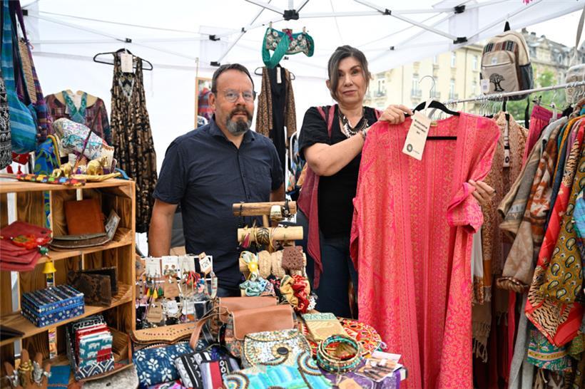 Auch Kleidung und Schmuck findet man an einem Stand auf der place de Paris