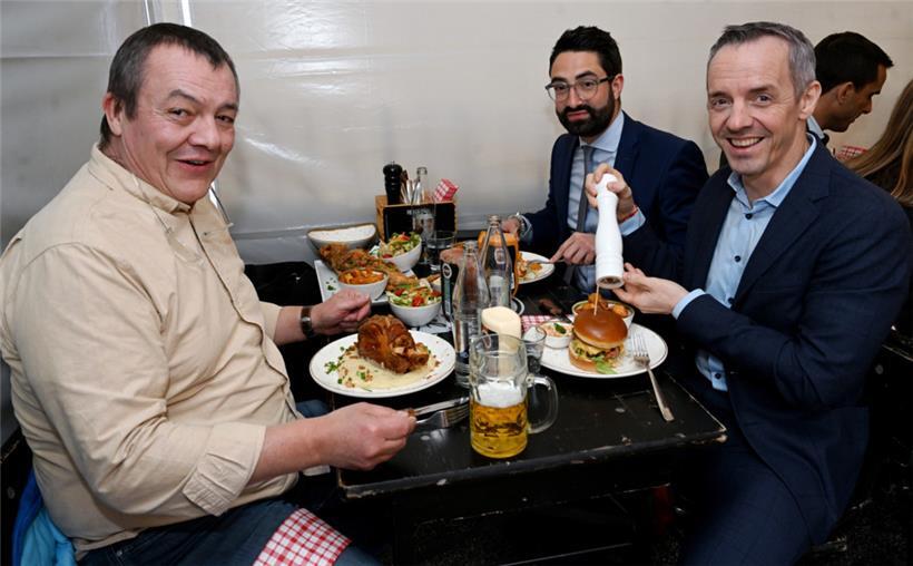 Auch Kulturminister Eric Thill (DP) und Georges Mischo (CSV) tauschten sich mit ...