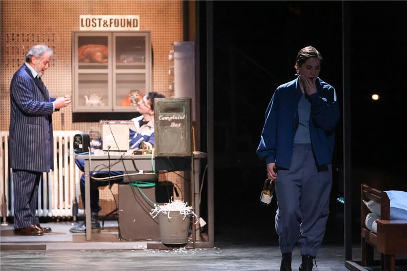 Auch Lush (Marie Jung) ist Teil der Belegschaft. Sein ständiger Konsum von Alkohol unterstreicht die Hoffnungslosigkeit, die in der Einrichtung herrscht.
