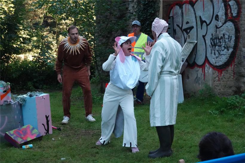 Auch Mukami (Mitte) war bei einer Theateraufführung dabei